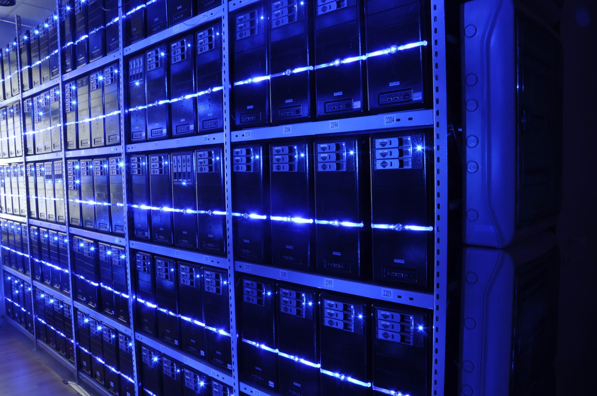 Serverracks in een moderne datacenter-hal