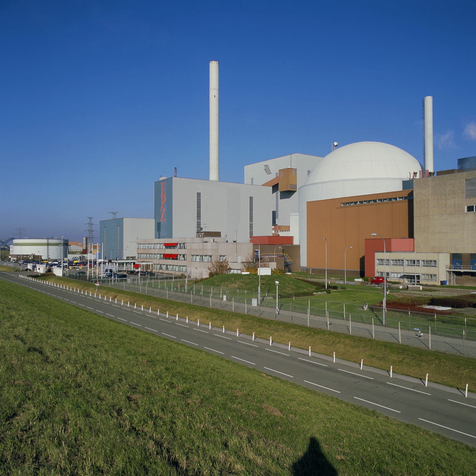 Kerncentrale Borssele in Zeeland met hoogspanningsverbinding
