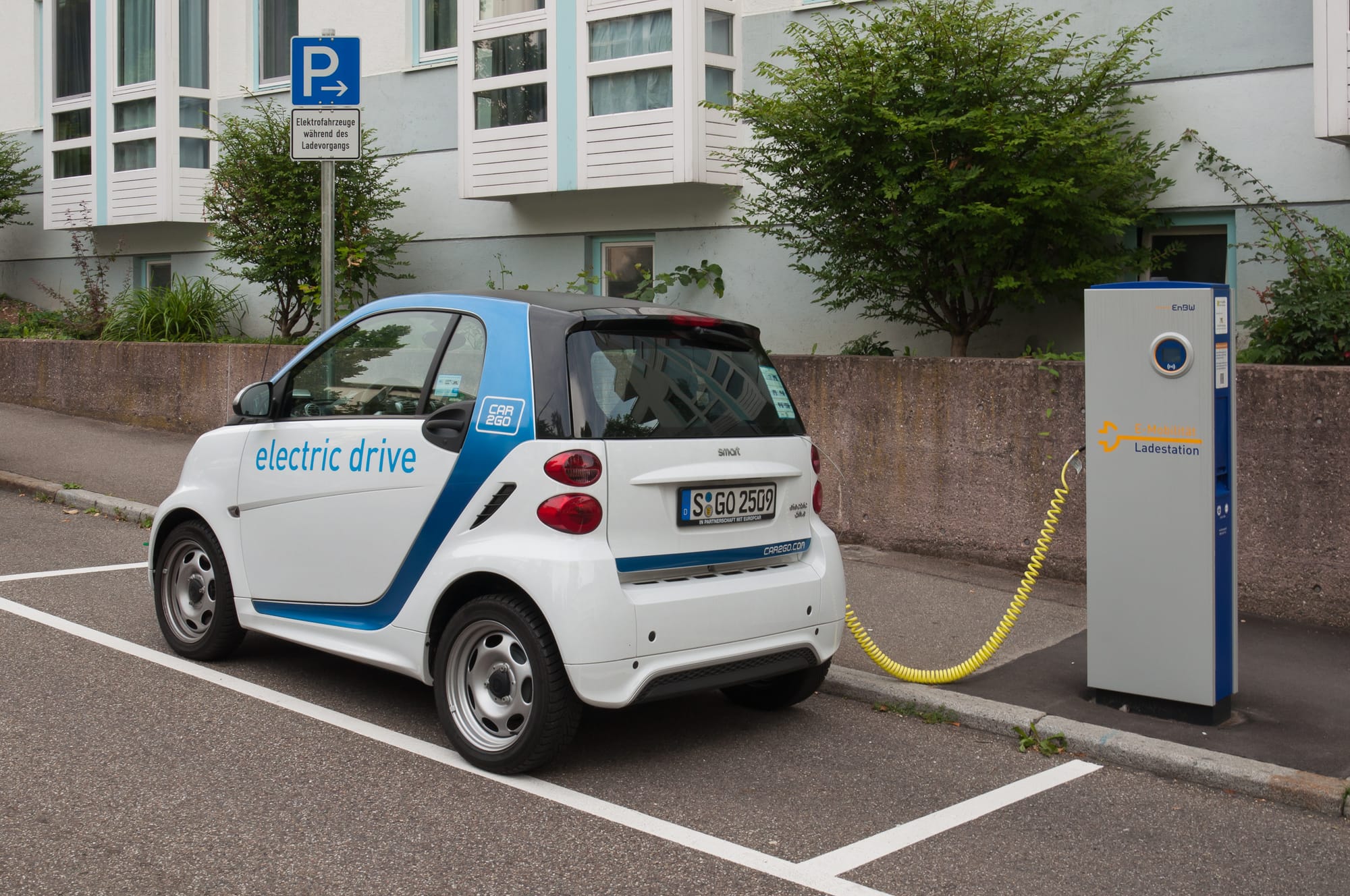 Deelauto-laadplaats met meerdere elektrische voertuigen