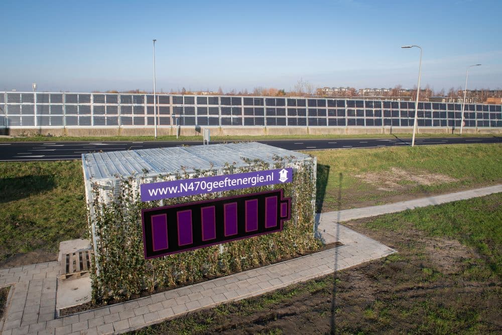 De N470 bij Delft met zonnepanelen geïntegreerd in geluidsschermen langs de snelweg