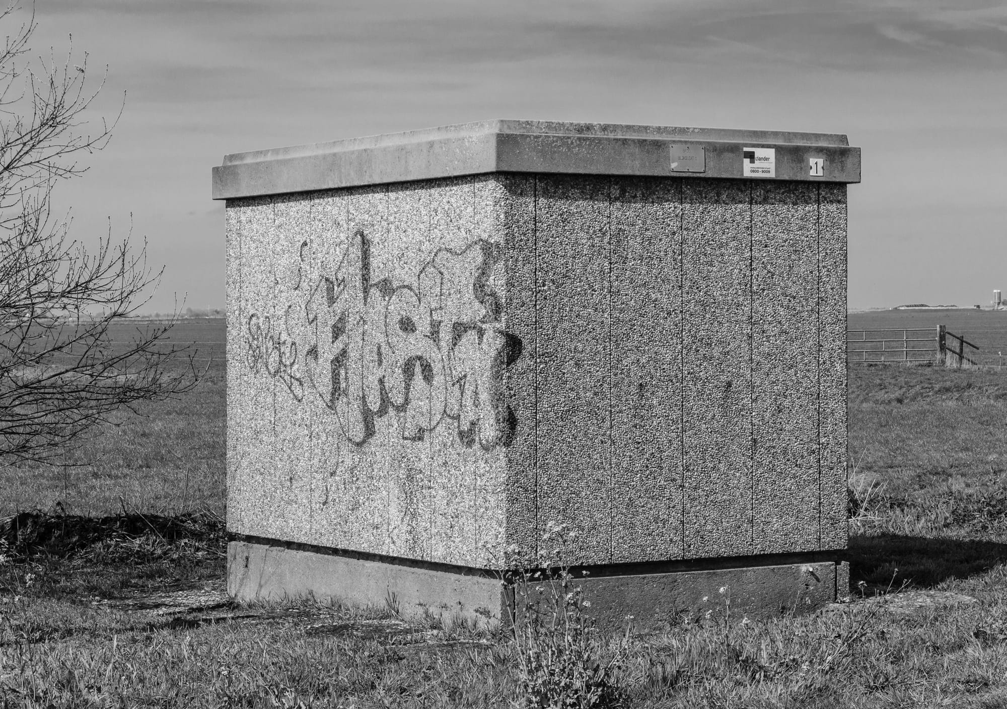 Transformatorhuisje van netbeheerder Liander in de Blokslootpolder, omgeven door water en beplanting