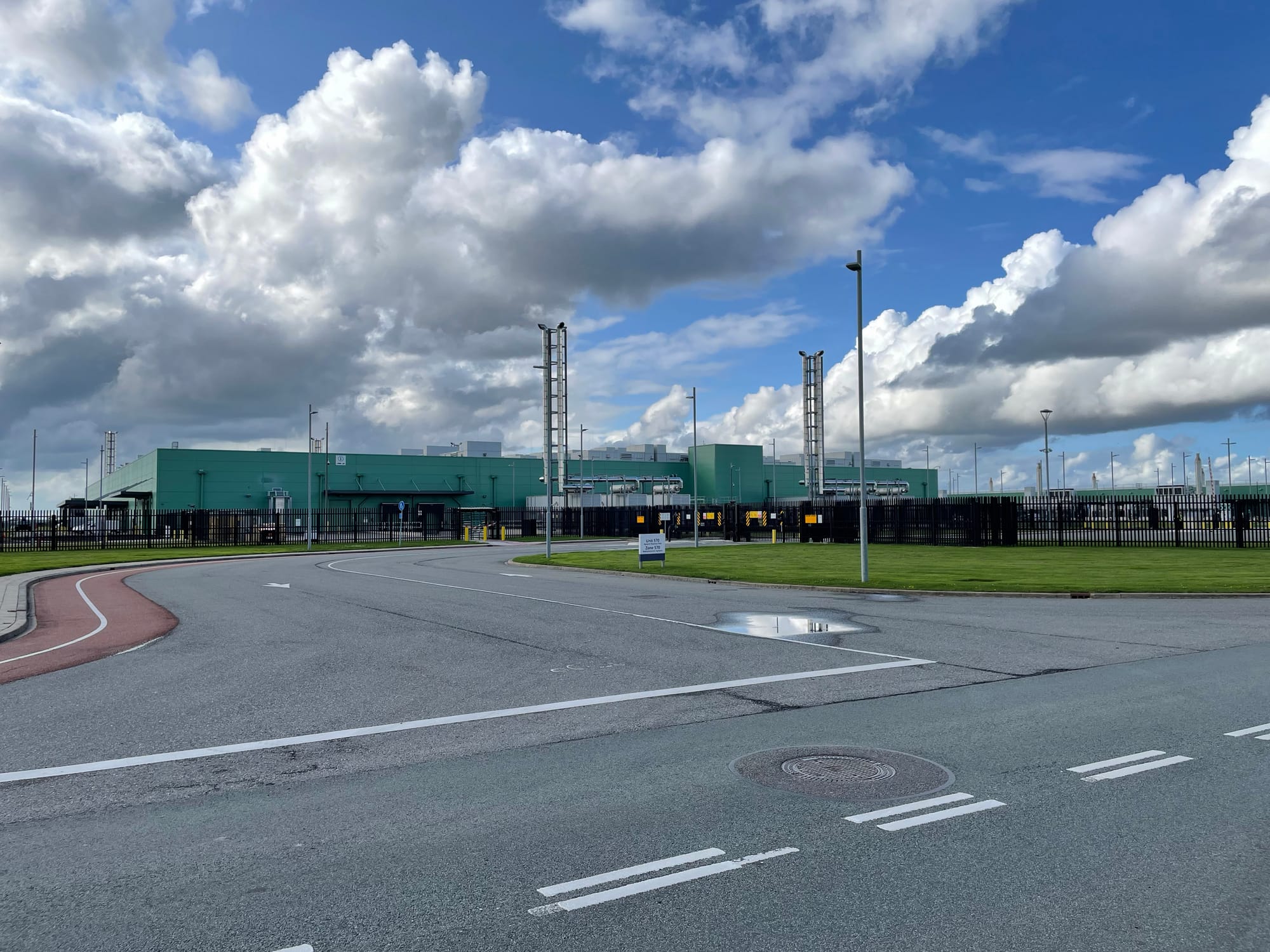 Luchtfoto van het Microsoft-datacenter in Middenmeer, Noord-Holland, met grote servergebouwen en koeltorens zichtbaar.