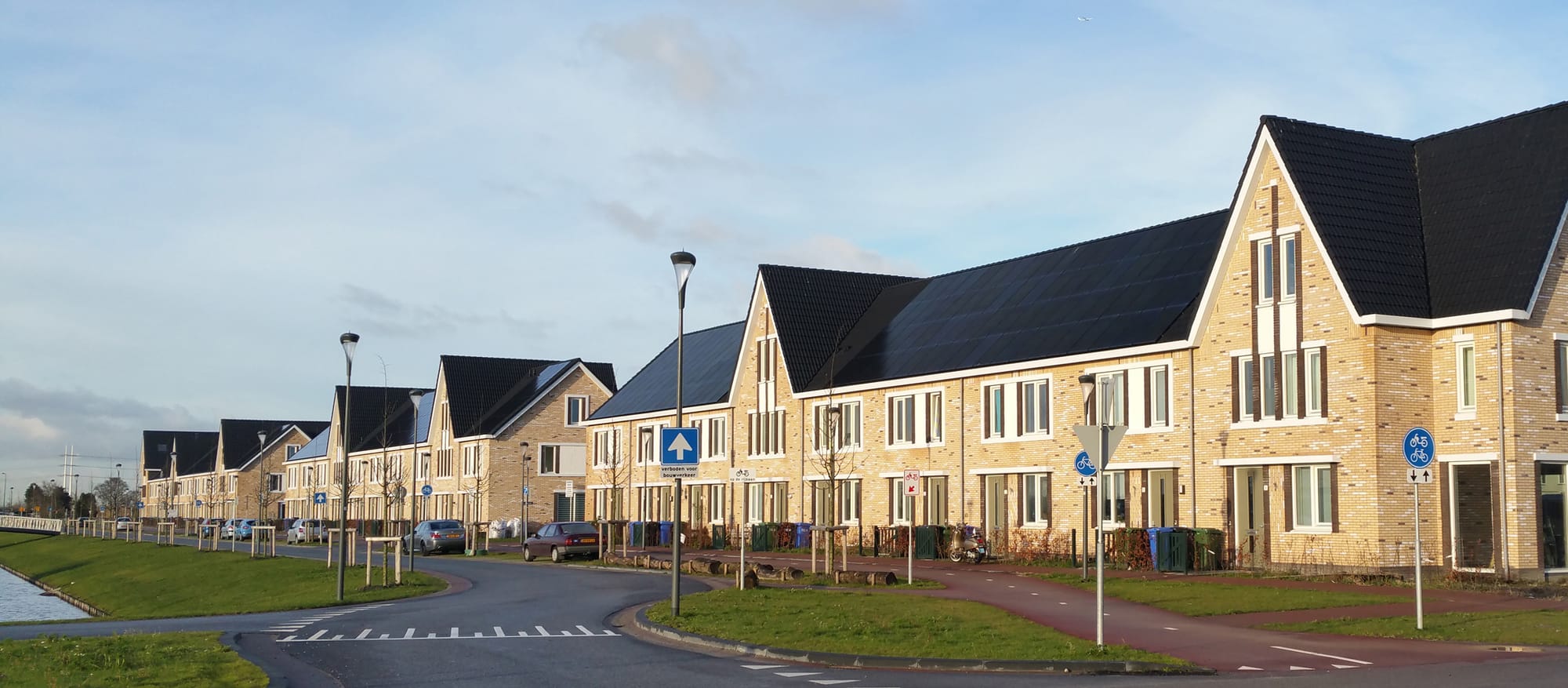 Luchtfoto van rijtjeswoningen met zonnepanelen op de daken in de nieuwbouwwijk RijswijkBuiten