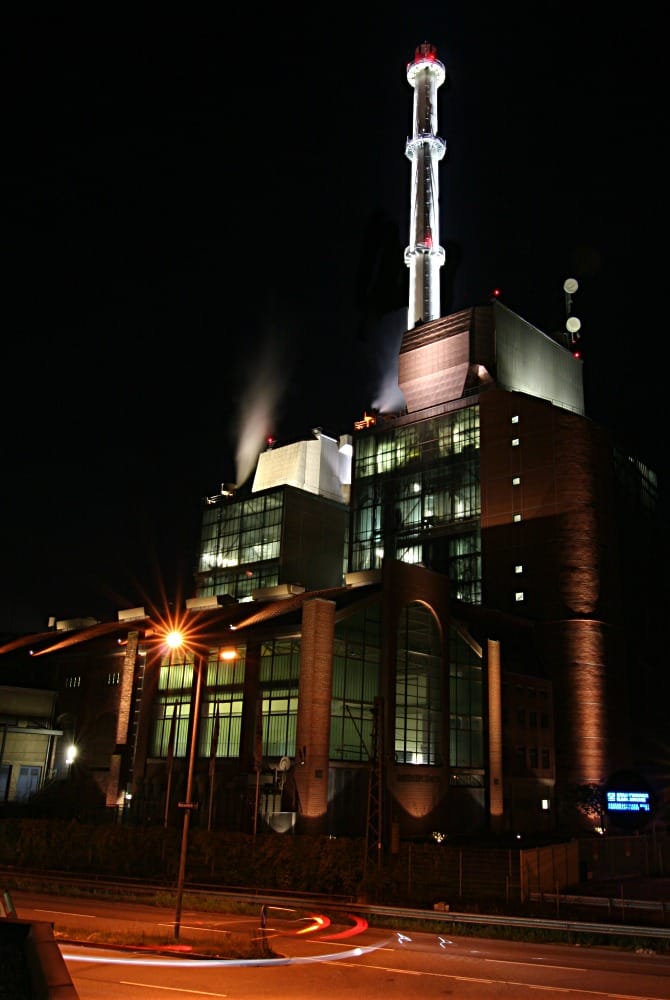 Het Heizkraftwerk West in Karlsruhe — een thermische energiecentrale aan de Rijn, gefotografeerd in 2006.