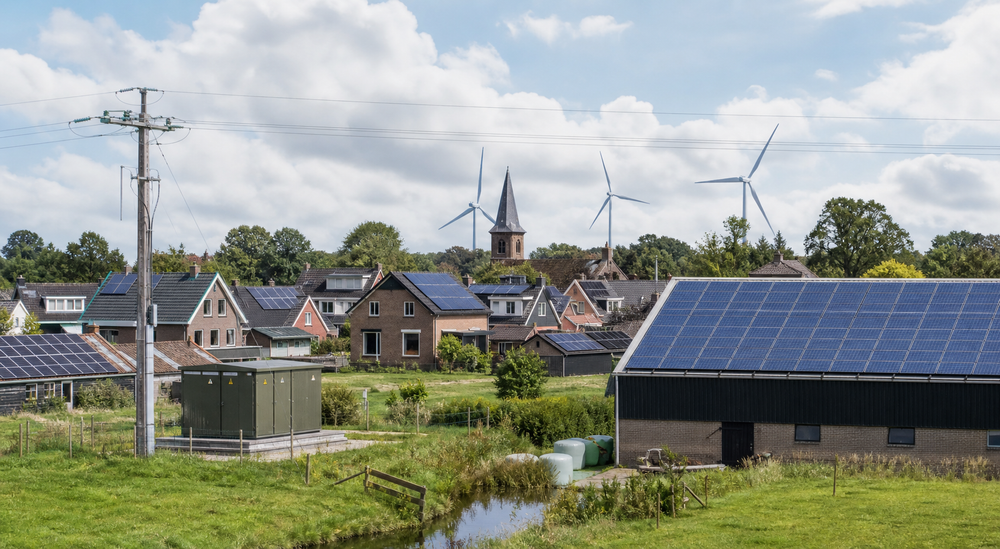 Breed dorps- en landelijk energielandschap met woningen, zonnepanelen, windmolens en openbare netinfrastructuur