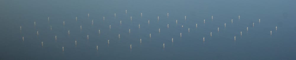Panoramisch luchtoverzicht van het Prinses Amaliawindpark op de Noordzee met rijen offshore windturbines